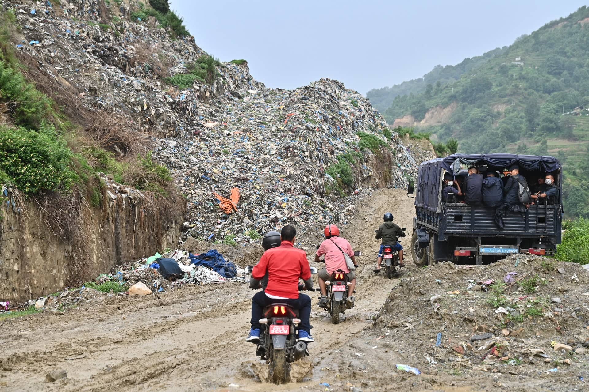 सिसडोलमै फोहोर खसालेपछि बाटो अवरुद्ध, फोहोर पन्छ्याइँदै